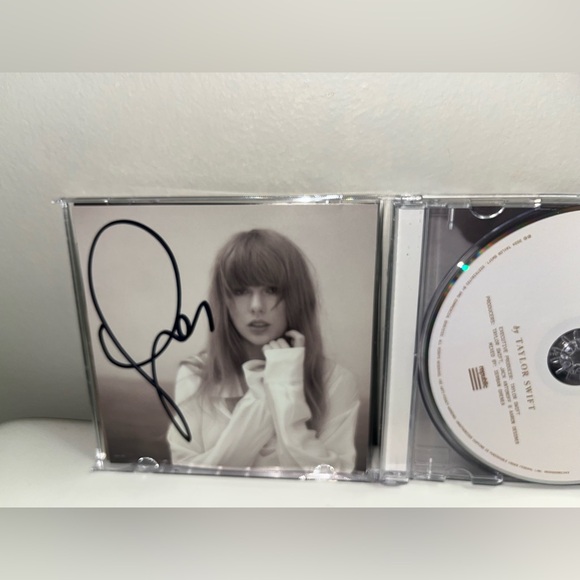 Taylor Swift Signed CD The Tortured Poets Department TTPD Autographed In Hand 🔥 - Picture 5 of 7